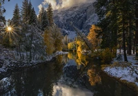 Jesień, Drzewa, Rzeka, Merced River, Park Narodowy Yosemite, Śnieg, Promienie słońca, Góry, Chmury, Stan Kalifornia, Stany Zjednoczone