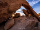 Skały, Formacja Arch Rock, Niebo, Promienie słońca, Park Narodowy Joshua Tree, Stan Kalifornia, Stany Zjednoczone