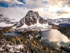 Park Prowincjonalny Mount Assiniboine, Ośnieżone, Góry, Góra Mount Assiniboine, Jeziora, Cerulean Lake, Sunburst Lake, Drzewa, Kolumbia Brytyjska, Kanada