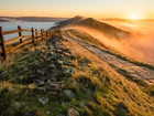 Anglia, Park Narodowy Peak District, Hrabstwo Derbyshire, Wzgórze Mam Tor, Droga, Płot, Wschód słońca, Mgła