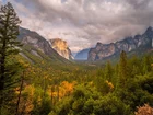 Drzewa, Góry, Chmury, Park Narodowy Yosemite, Kalifornia, Stany Zjednoczone