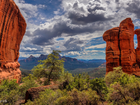 Stany Zjednoczone, Arizona, Sedona, Skały, Formacje skalne, Drzewa