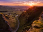 Góry, Wyżyna Peak District, Przełęcz, Winnats Pass, Mgła, Drzewa, Zachód słońca, Hrabstwo Derbyshire, Anglia