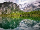 Jezioro Konigssee, Park Narodowy Berchtesgaden, Drewniana, Chata, Las, Drzewa, Góry, Bawaria, Niemcy, Odbicie