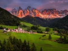 Włochy, Dolina, Val di Funes, Wieś, Santa Maddalena, Góry, Dolomity, Masyw Odle, Lasy, Drzewa, Domy