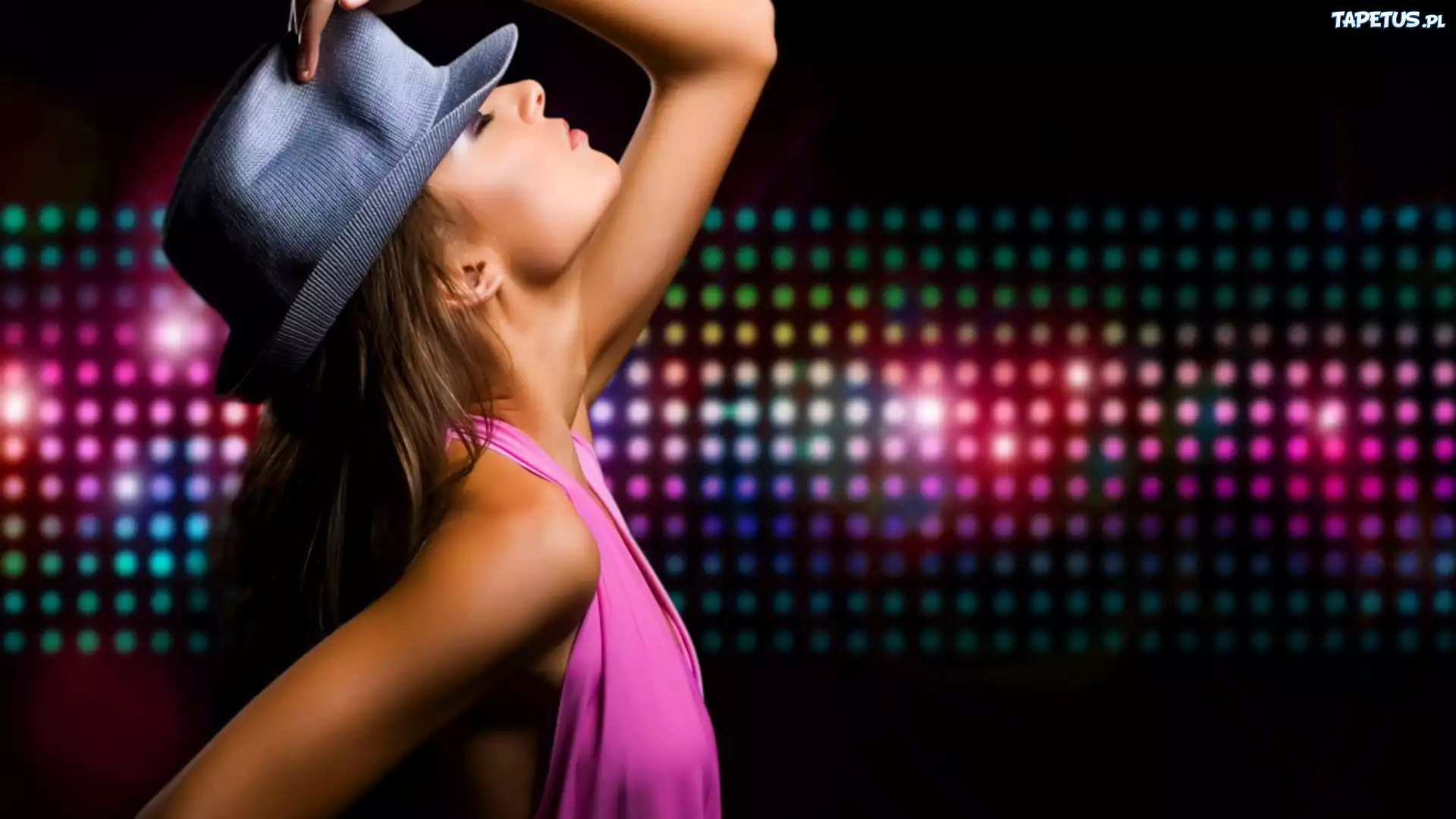 Клубная музыка танцевальные зарубежные. Дорн Вики. Девушка танцует. Девушка танцует в клубе. Девушка в шляпе.